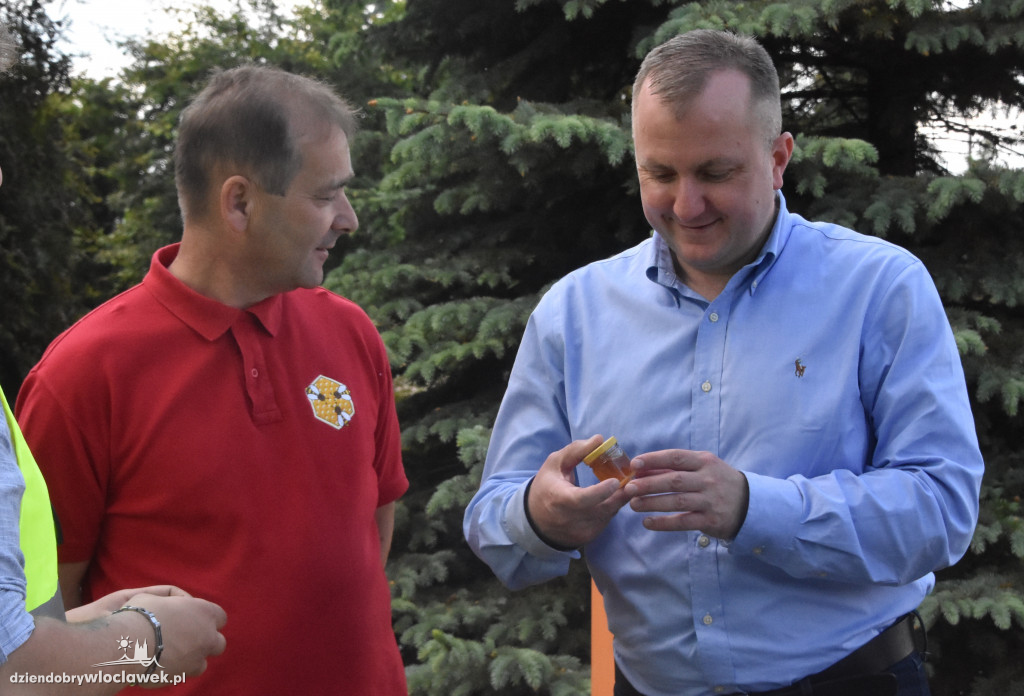 Przed siedzibą MPEC pszczoły produkują miód