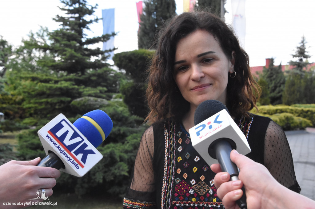 Przed siedzibą MPEC pszczoły produkują miód
