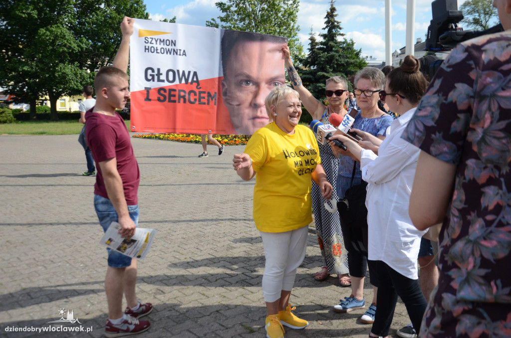 Sztab Hołowni w akcji na pl. Wolności