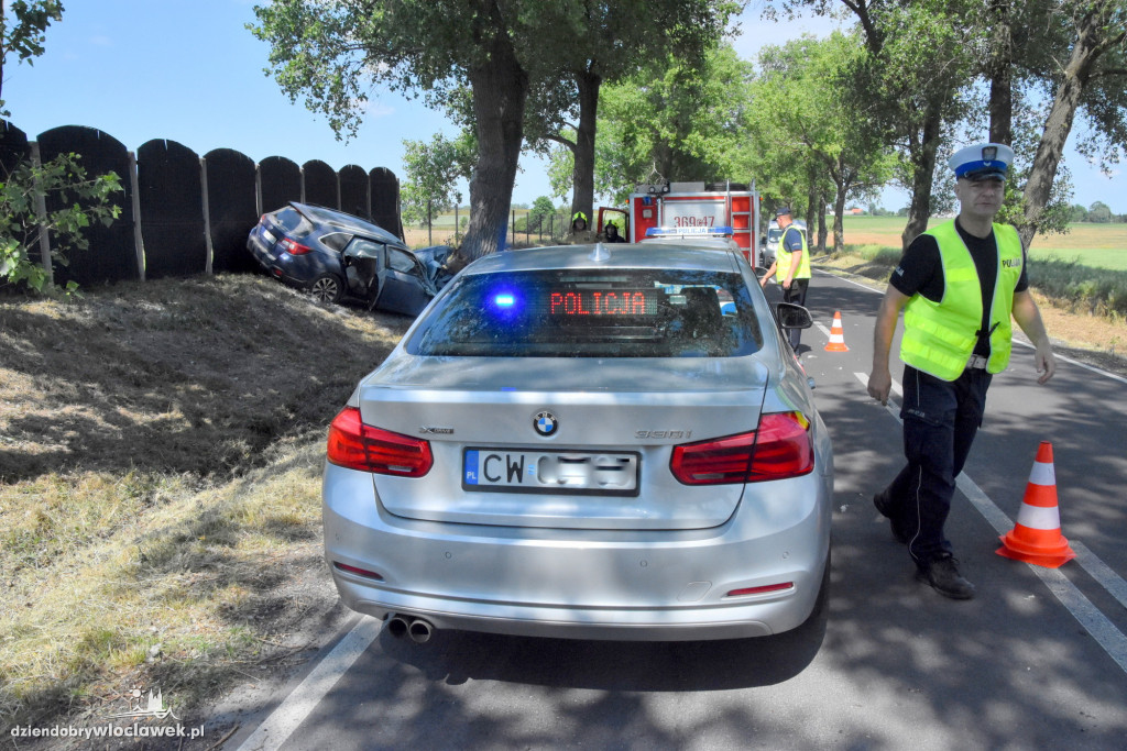 Samochód na drzewie. Co z kierowcą?