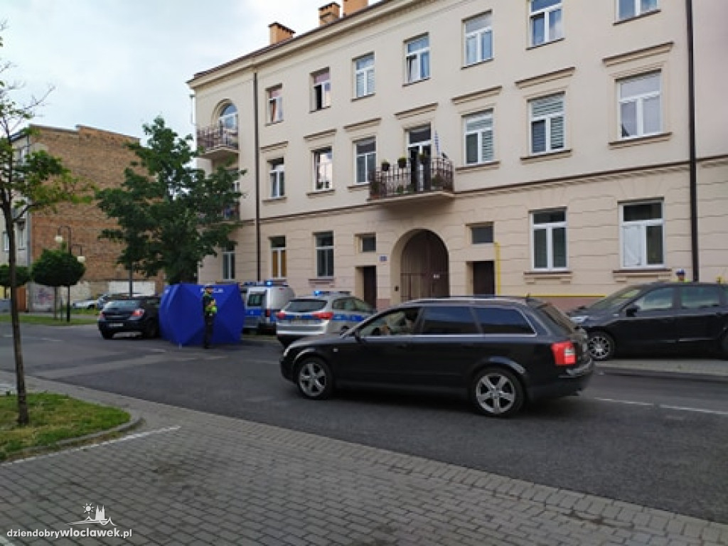 Mężczyzna spadł z budynku