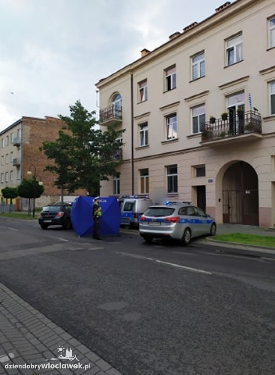 Mężczyzna spadł z budynku