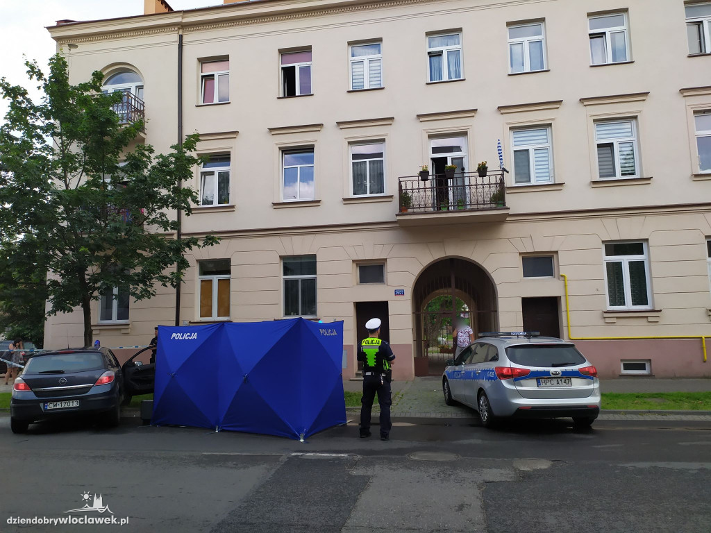 Mężczyzna spadł z budynku