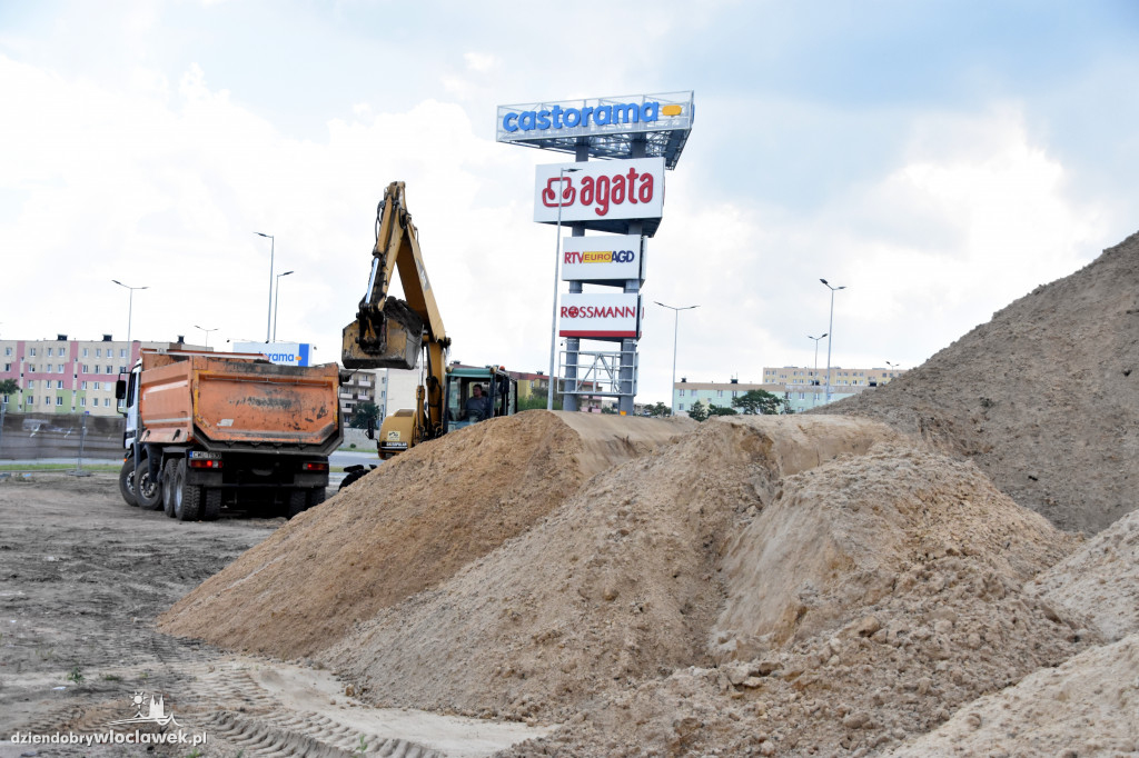 Przy centrum handlowym trwa budowa