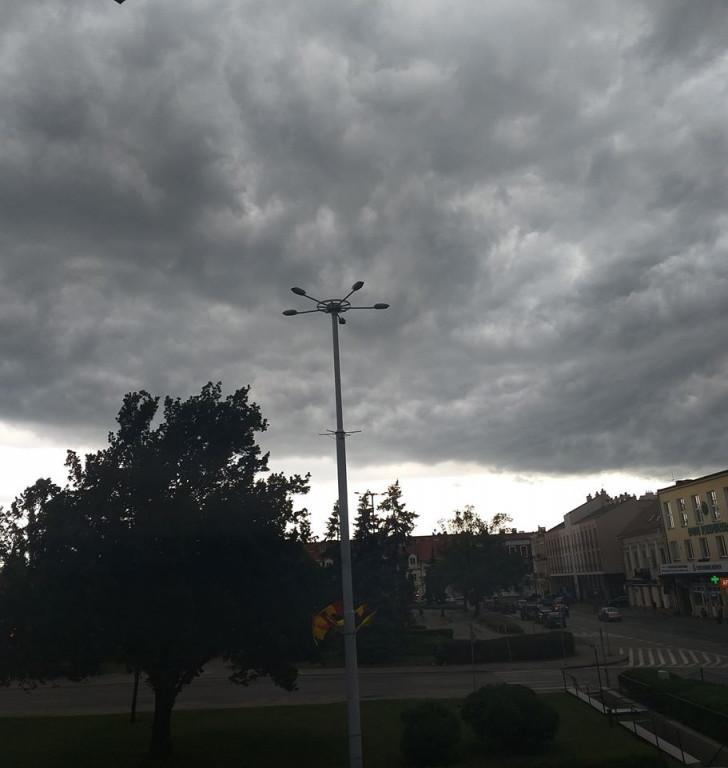 Burzowe chmury w obiektywach włocławian