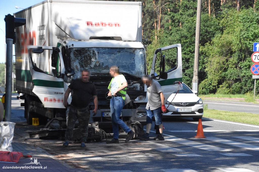 Na Kazimierza Wielkiego zderzyły się dwa auta