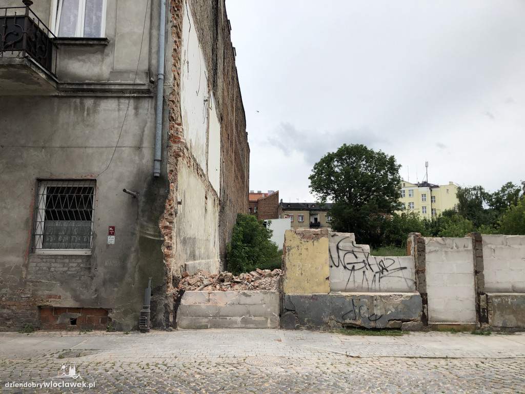 W nocy zawaliła się ściana budynku