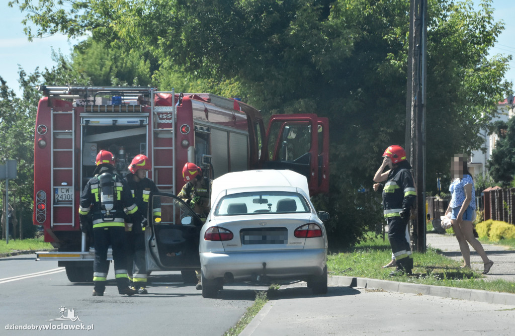 Na Wiejskiej płonęło osobowe auto