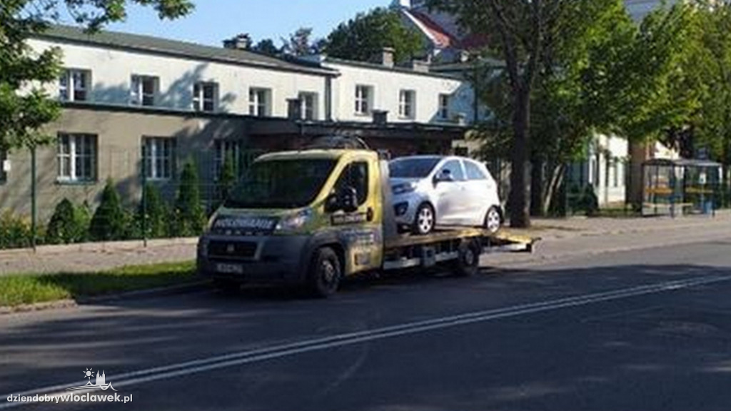 Rozpędzony dostawczak uderzył w 