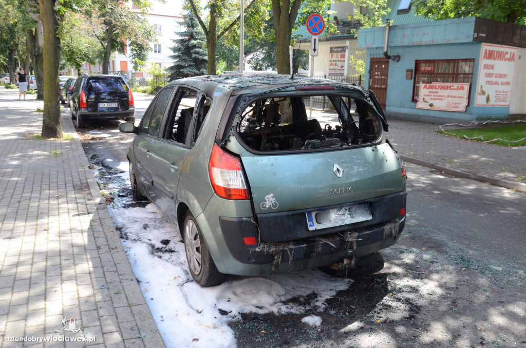 Na ulicy Bukowej spłonął samochód