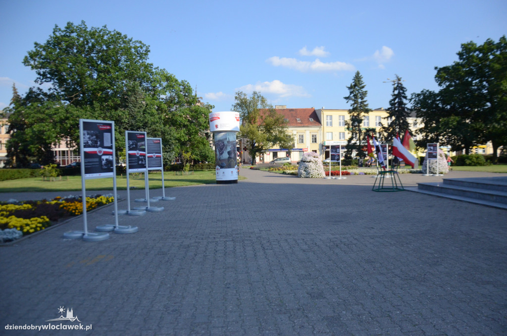 Wystawa o Cudzie nad Wisłą na pl. Wolności