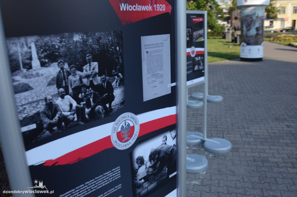 Wystawa o Cudzie nad Wisłą na pl. Wolności