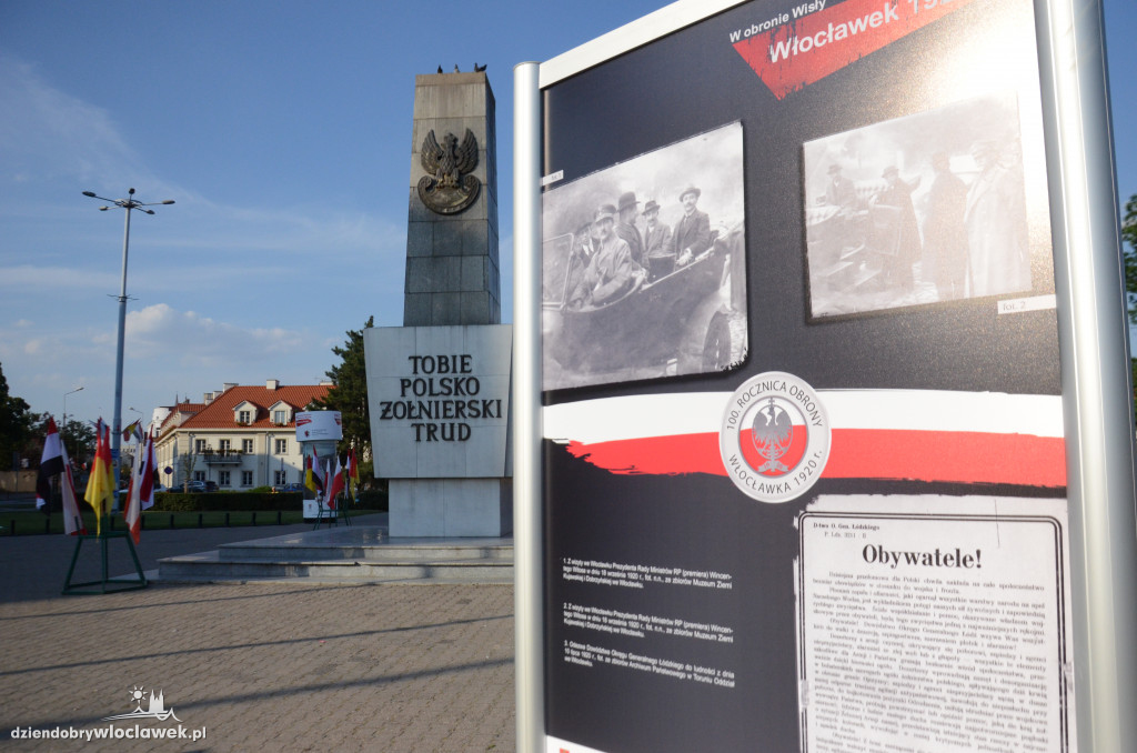Wystawa o Cudzie nad Wisłą na pl. Wolności