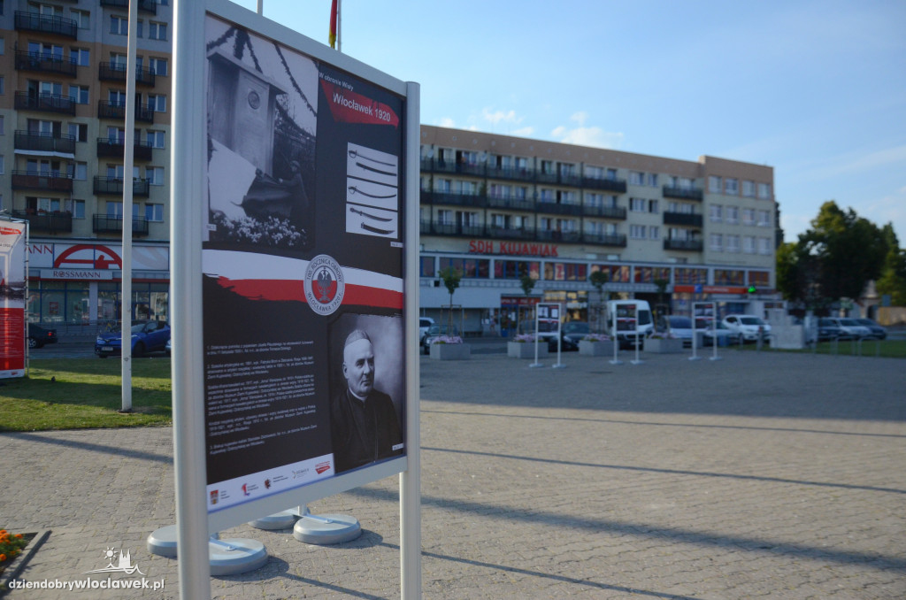 Wystawa o Cudzie nad Wisłą na pl. Wolności