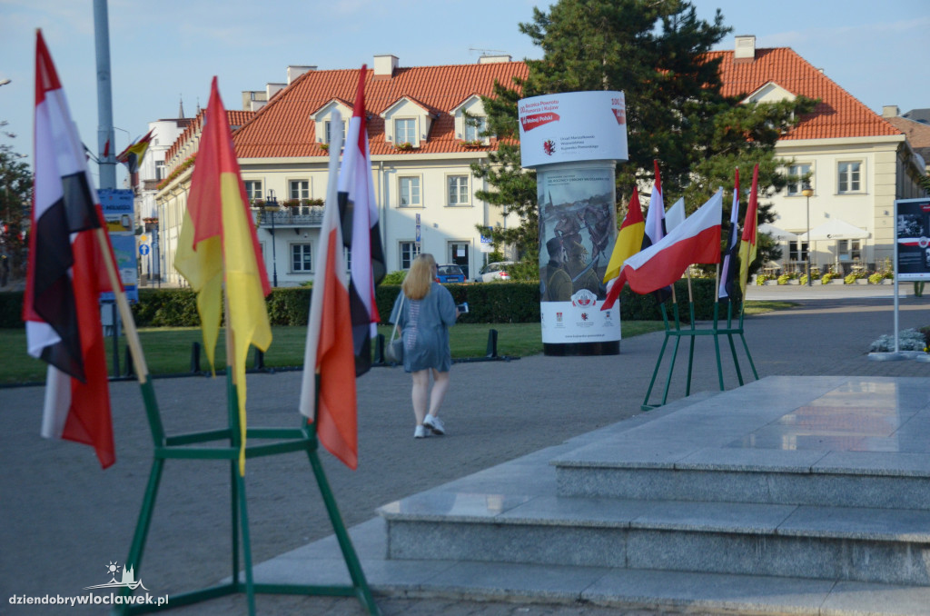 Wystawa o Cudzie nad Wisłą na pl. Wolności