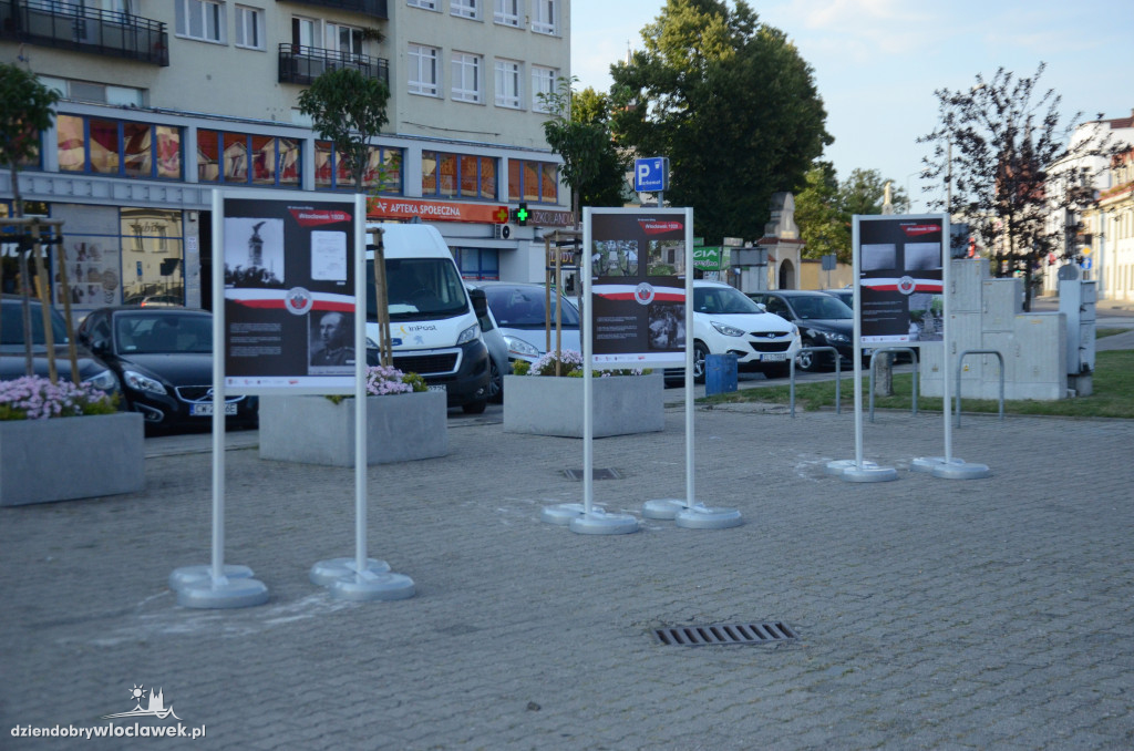 Wystawa o Cudzie nad Wisłą na pl. Wolności