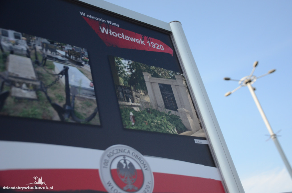 Wystawa o Cudzie nad Wisłą na pl. Wolności