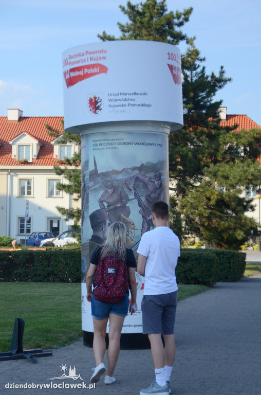 Wystawa o Cudzie nad Wisłą na pl. Wolności