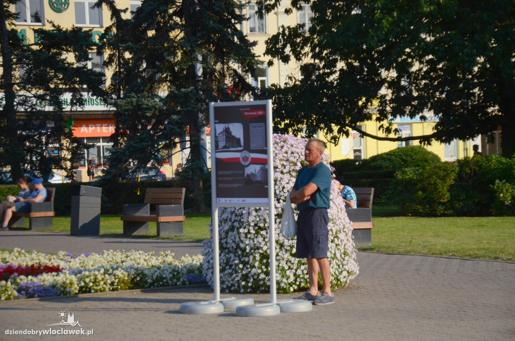 Wystawa o Cudzie nad Wisłą na pl. Wolności