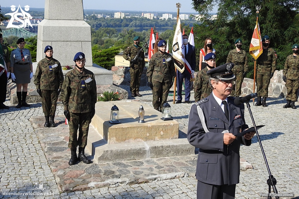 Uczniowie ZSA godnie uczcili swojego patrona