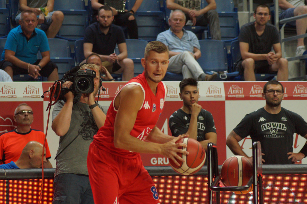 Konkurs rzutów za trzy firmy Anwil