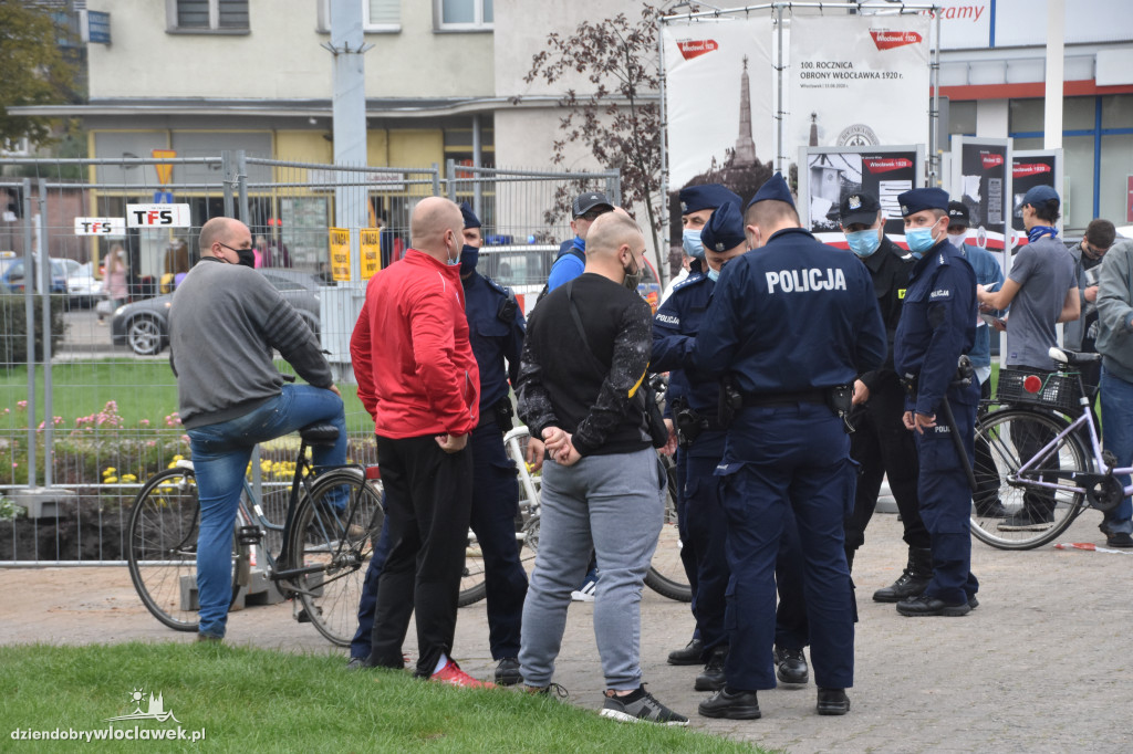 Antycovidowcy protestowali na pl. Wolności