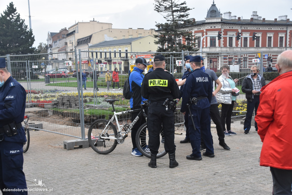 Antycovidowcy protestowali na pl. Wolności
