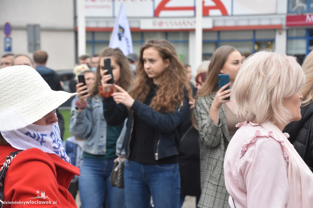 Antycovidowcy protestowali na pl. Wolności