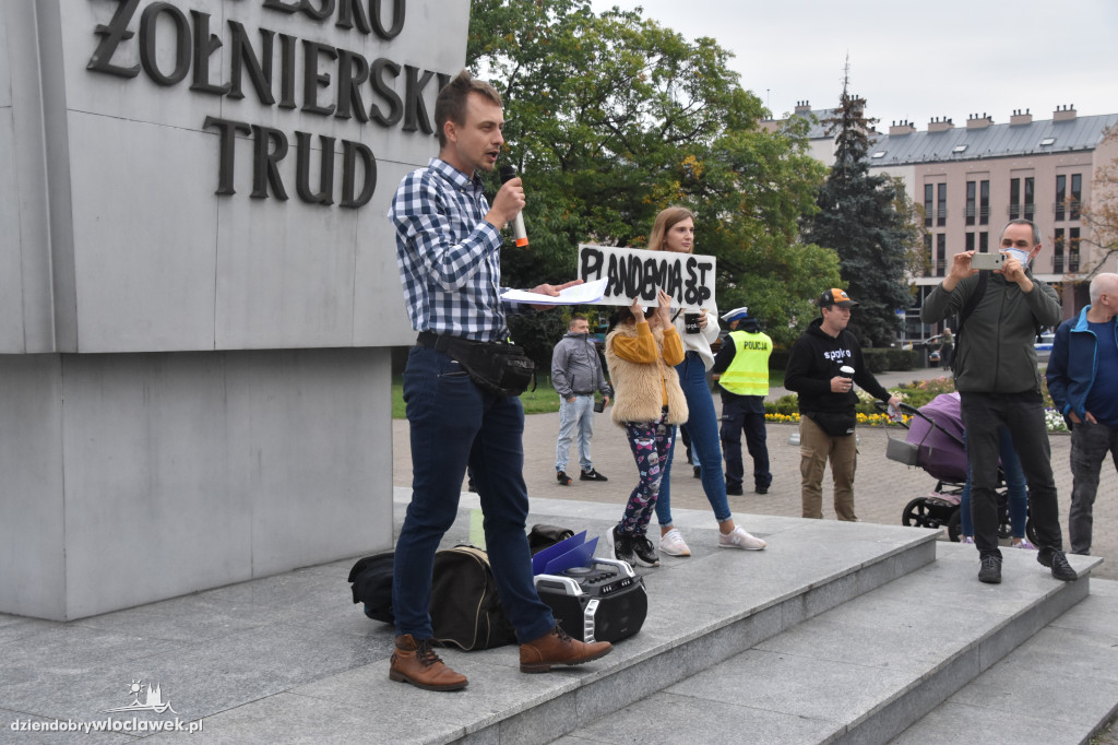 Antycovidowcy protestowali na pl. Wolności