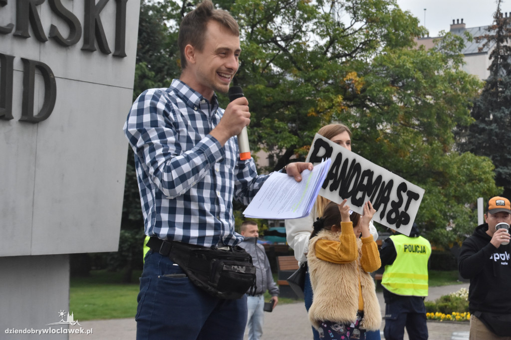 Antycovidowcy protestowali na pl. Wolności