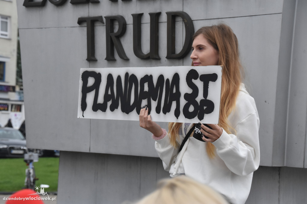 Antycovidowcy protestowali na pl. Wolności