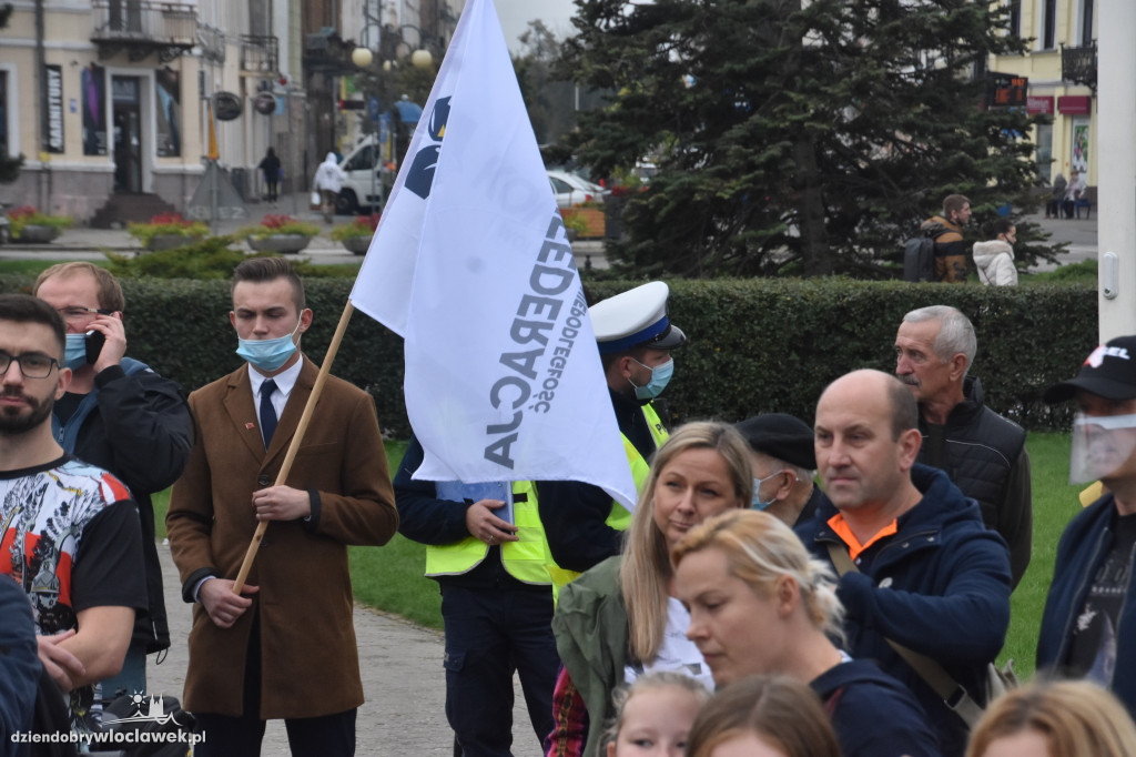 Antycovidowcy protestowali na pl. Wolności