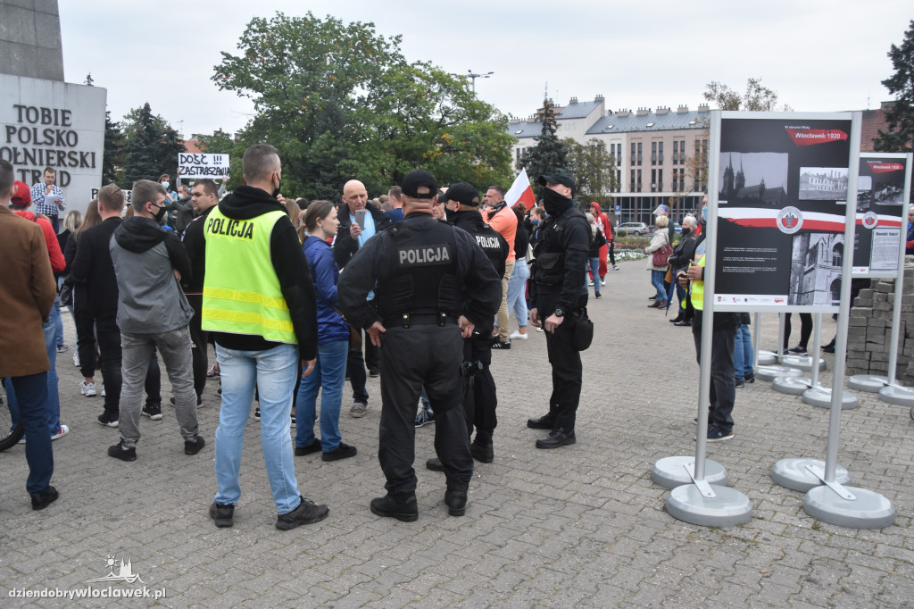 Antycovidowcy protestowali na pl. Wolności