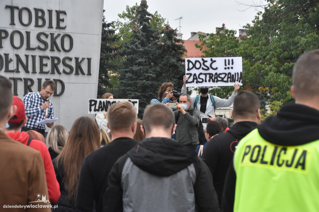 Antycovidowcy protestowali na pl. Wolności