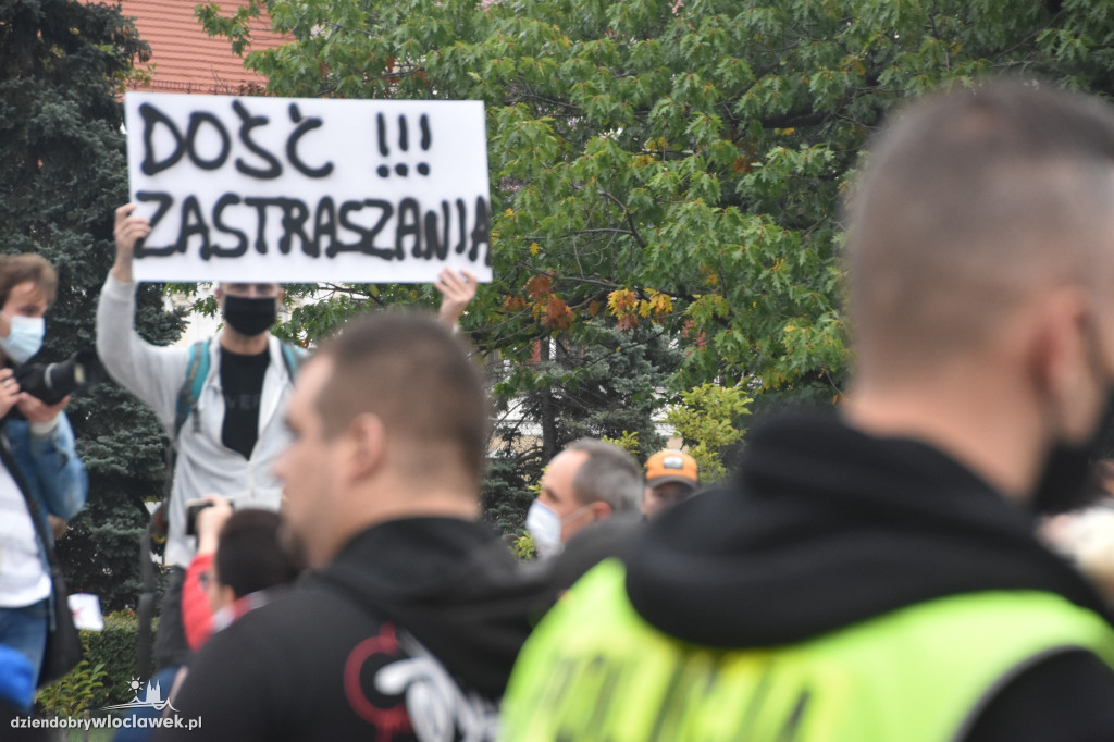 Antycovidowcy protestowali na pl. Wolności