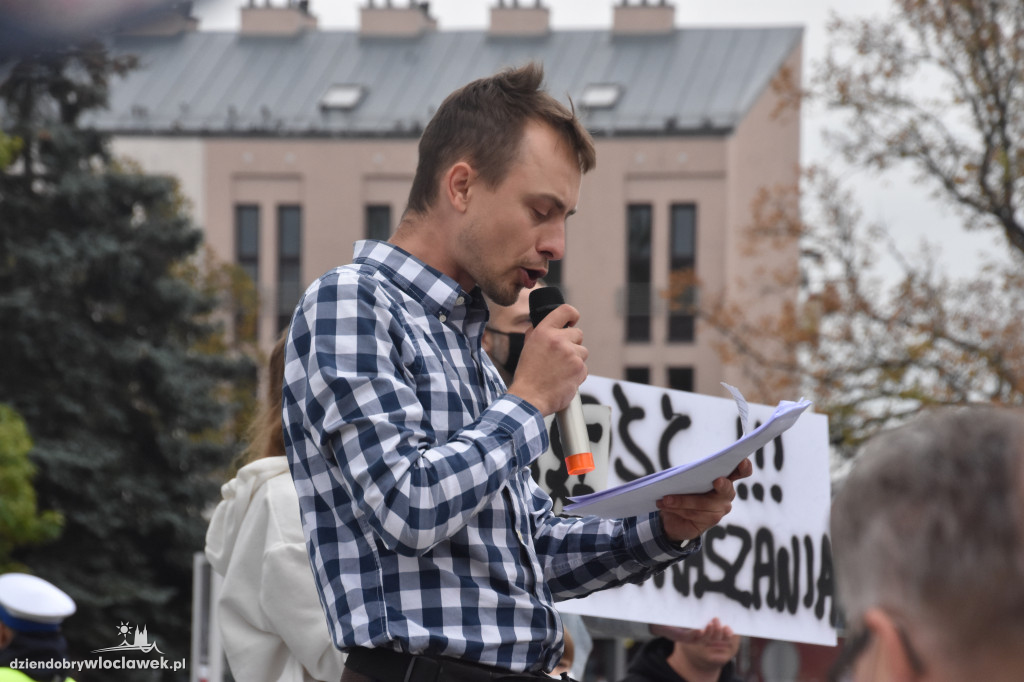Antycovidowcy protestowali na pl. Wolności