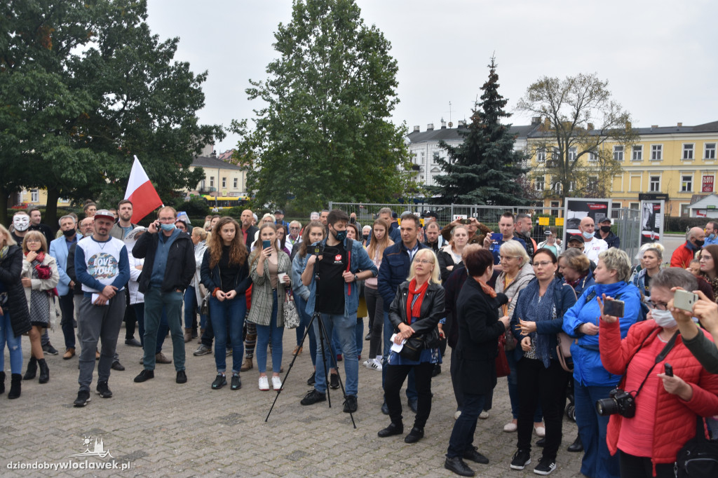 Antycovidowcy protestowali na pl. Wolności