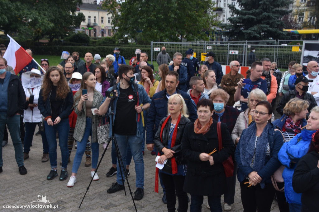 Antycovidowcy protestowali na pl. Wolności