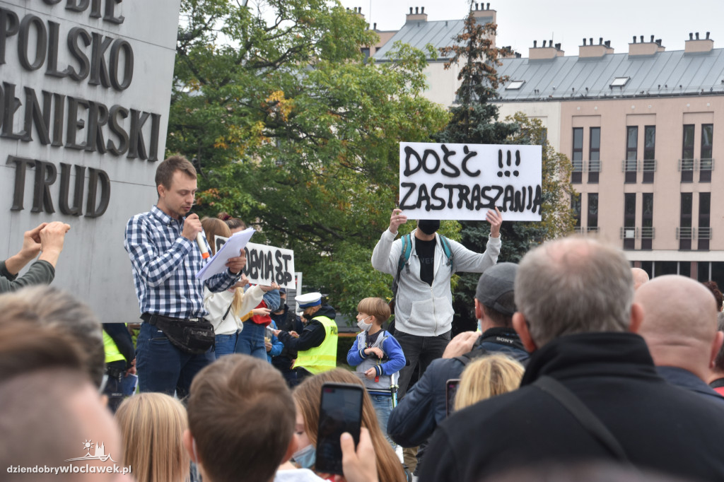 Antycovidowcy protestowali na pl. Wolności