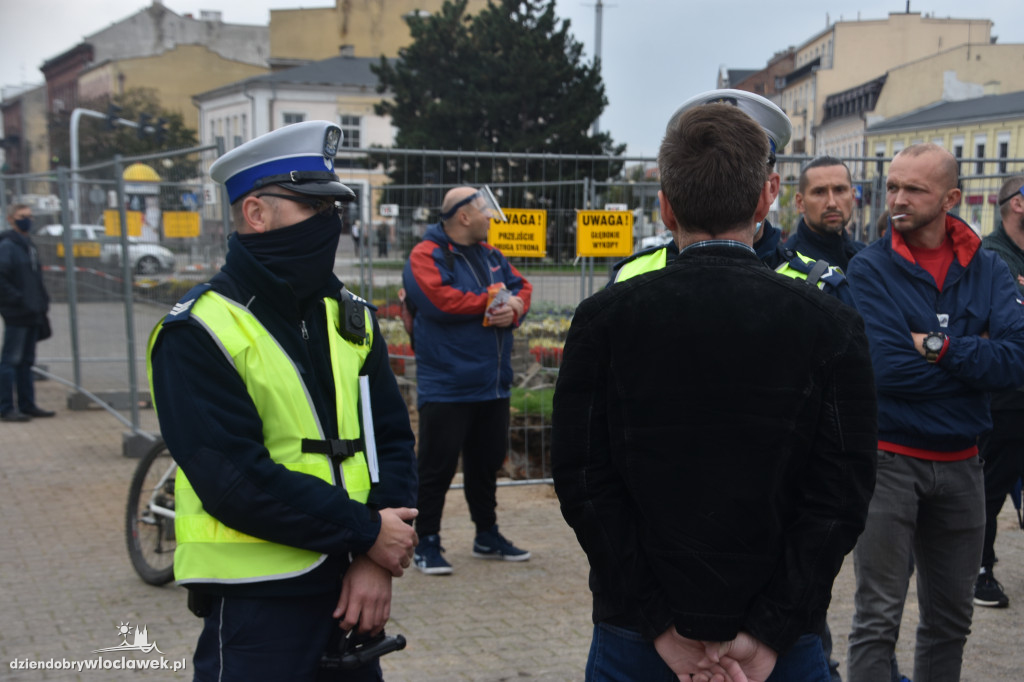Antycovidowcy protestowali na pl. Wolności