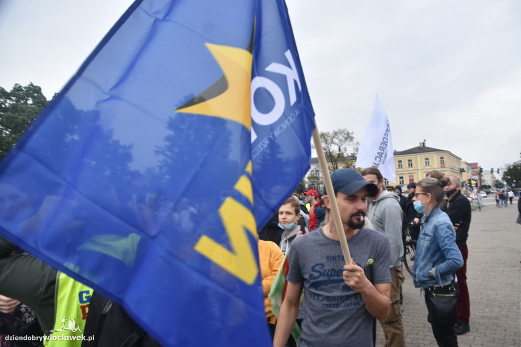 Antycovidowcy protestowali na pl. Wolności