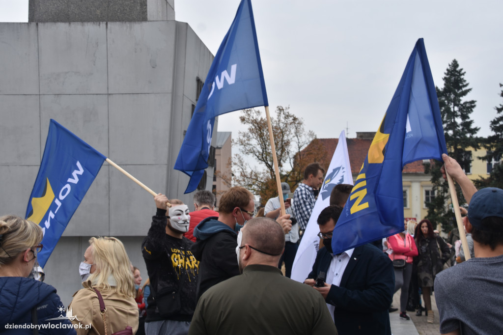 Antycovidowcy protestowali na pl. Wolności