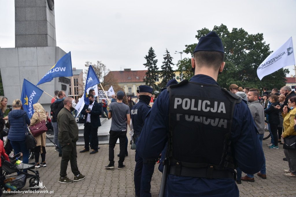 Antycovidowcy protestowali na pl. Wolności