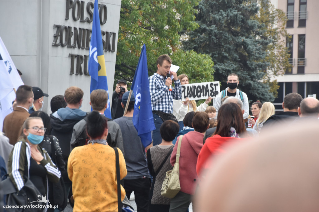Antycovidowcy protestowali na pl. Wolności