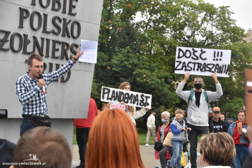 Antycovidowcy protestowali na pl. Wolności