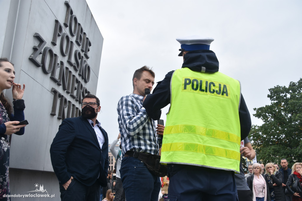 Antycovidowcy protestowali na pl. Wolności