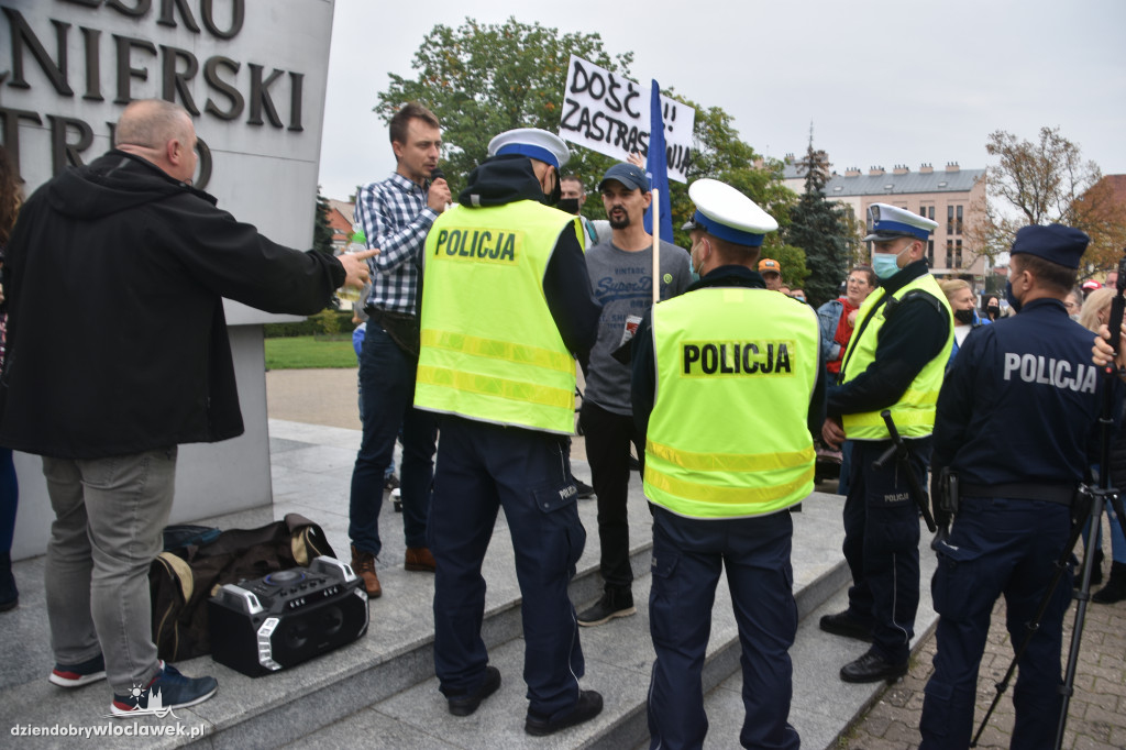 Antycovidowcy protestowali na pl. Wolności