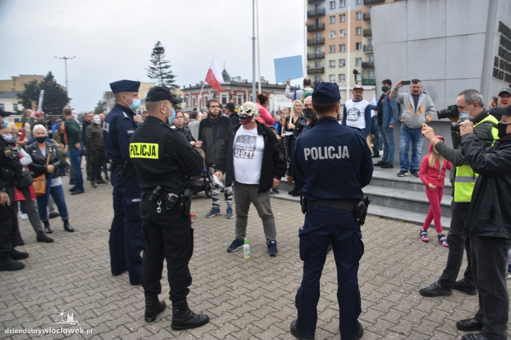 Antycovidowcy protestowali na pl. Wolności
