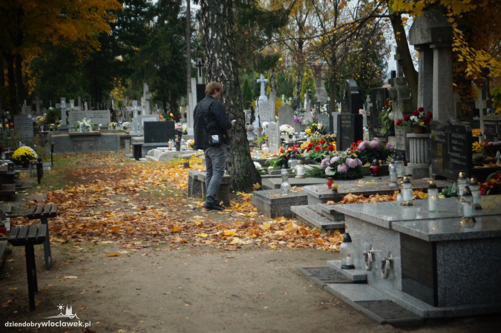 Przygotowania do wszystkich Świętych na cmentarzu
