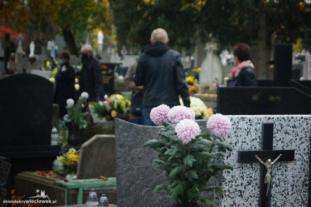Przygotowania do wszystkich Świętych na cmentarzu